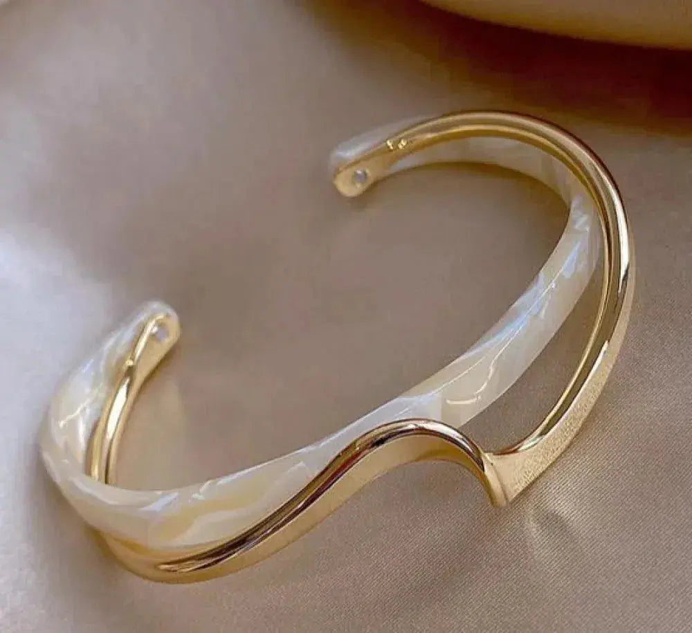 ELEGANT WHITE OPAL BRACELET | GOLD