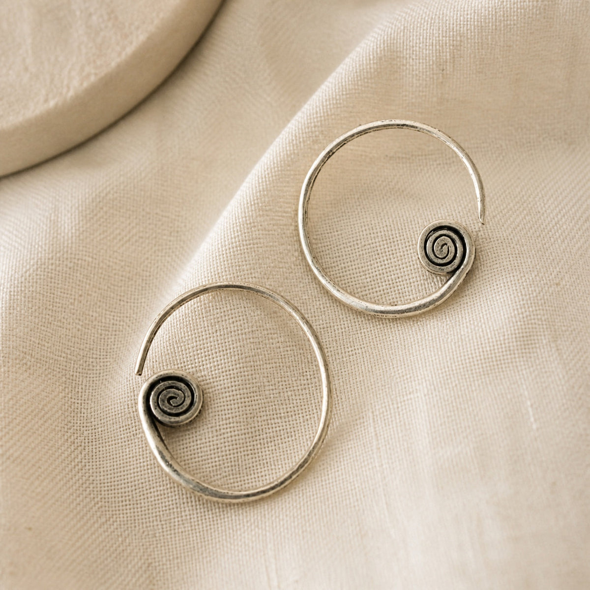 SPIRAL HOOP MINIMALIST EARRINGS | WHITE K