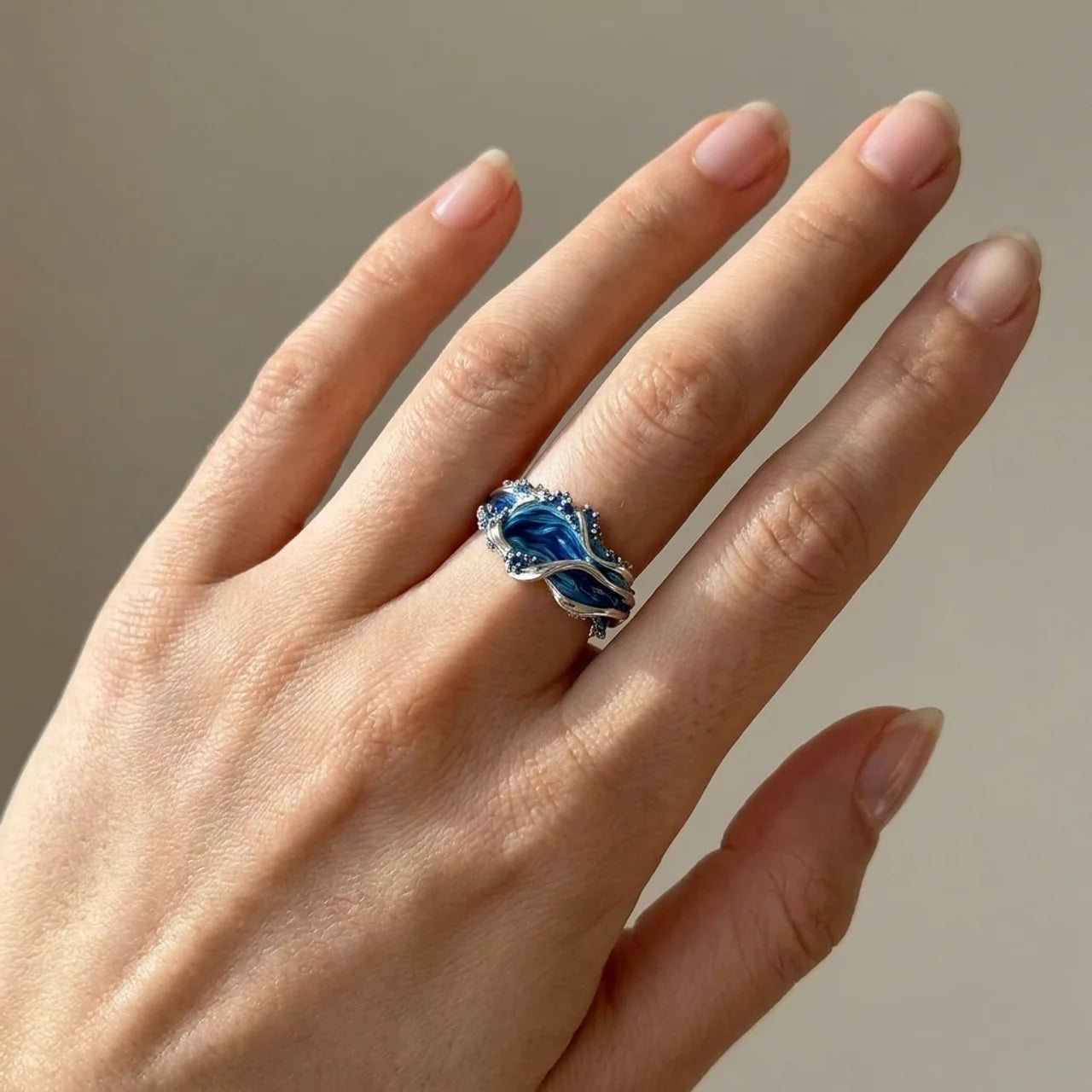 ANTIQUE GOLDEN OCEAN WAVY RING | WHITE GOLD